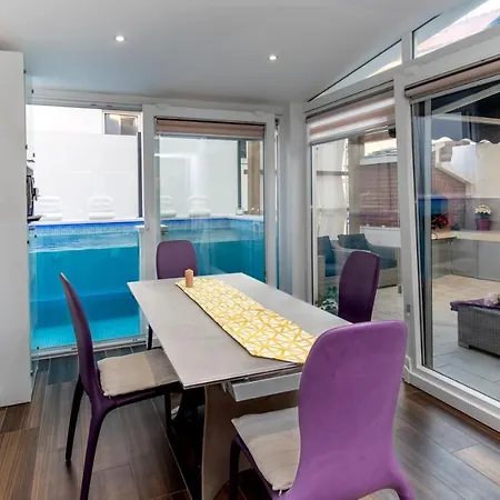 Luxury Apartman Martinis With Pool Split
