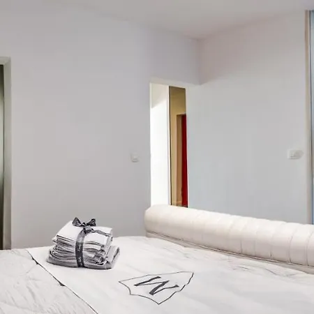 Luxury Apartman Martinis With Pool Split