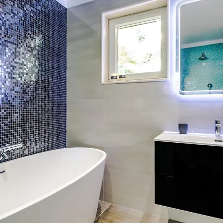 Luxury Apartman Martinis With Pool Split