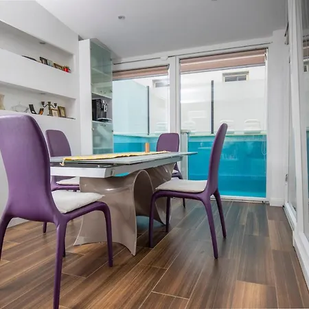 Luxury Apartman Martinis With Pool Gostinjska kuća