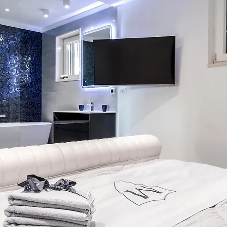 Luxury Apartman Martinis With Pool Split