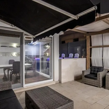 Luxury Apartman Martinis With Pool Gostinjska kuća *