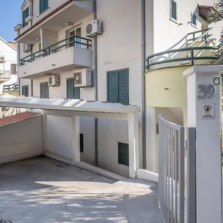 Gostinjska kuća Luxury Apartman Martinis With Pool
