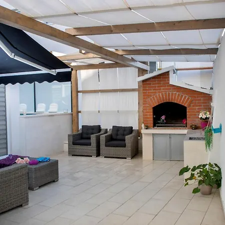 Gostinjska kuća Luxury Apartman Martinis With Pool *