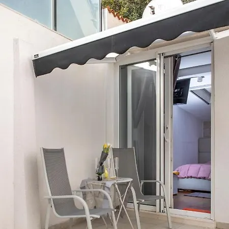 Gostinjska kuća Luxury Apartman Martinis With Pool