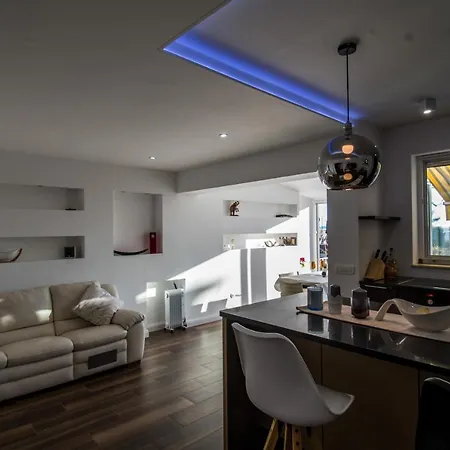 Gostinjska kuća Luxury Apartman Martinis With Pool *